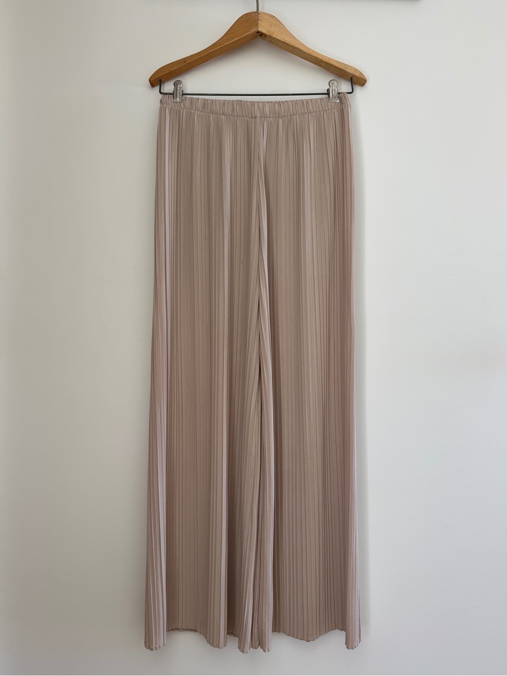 Uniqlo Women’s Pleated Wide-Leg Pants in Beige, Size S